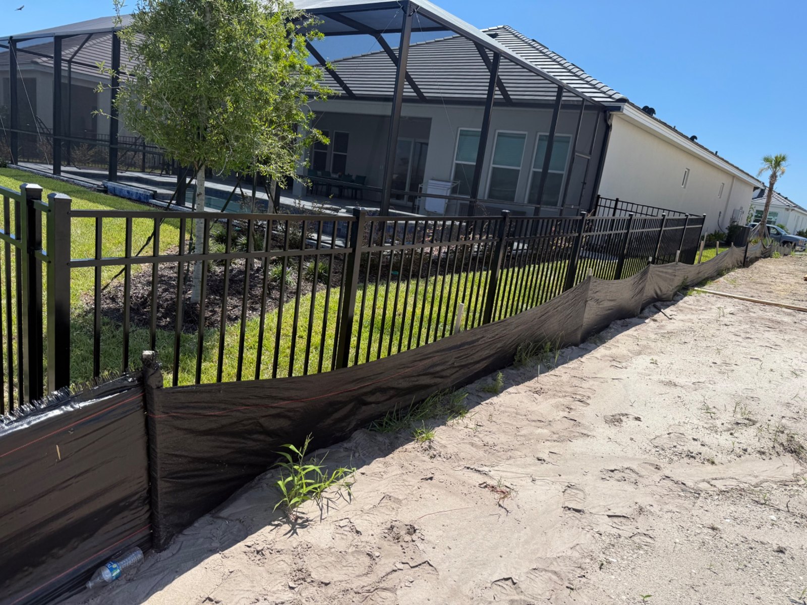 Aluminum fence around a screened patio