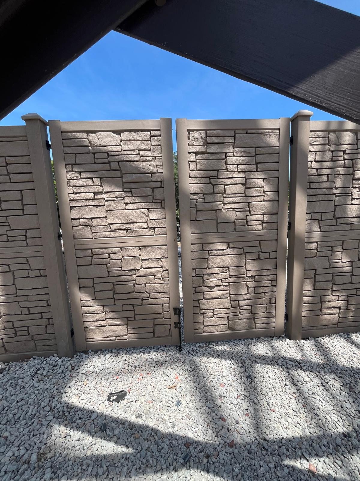 Stone-look privacy panels — view 12