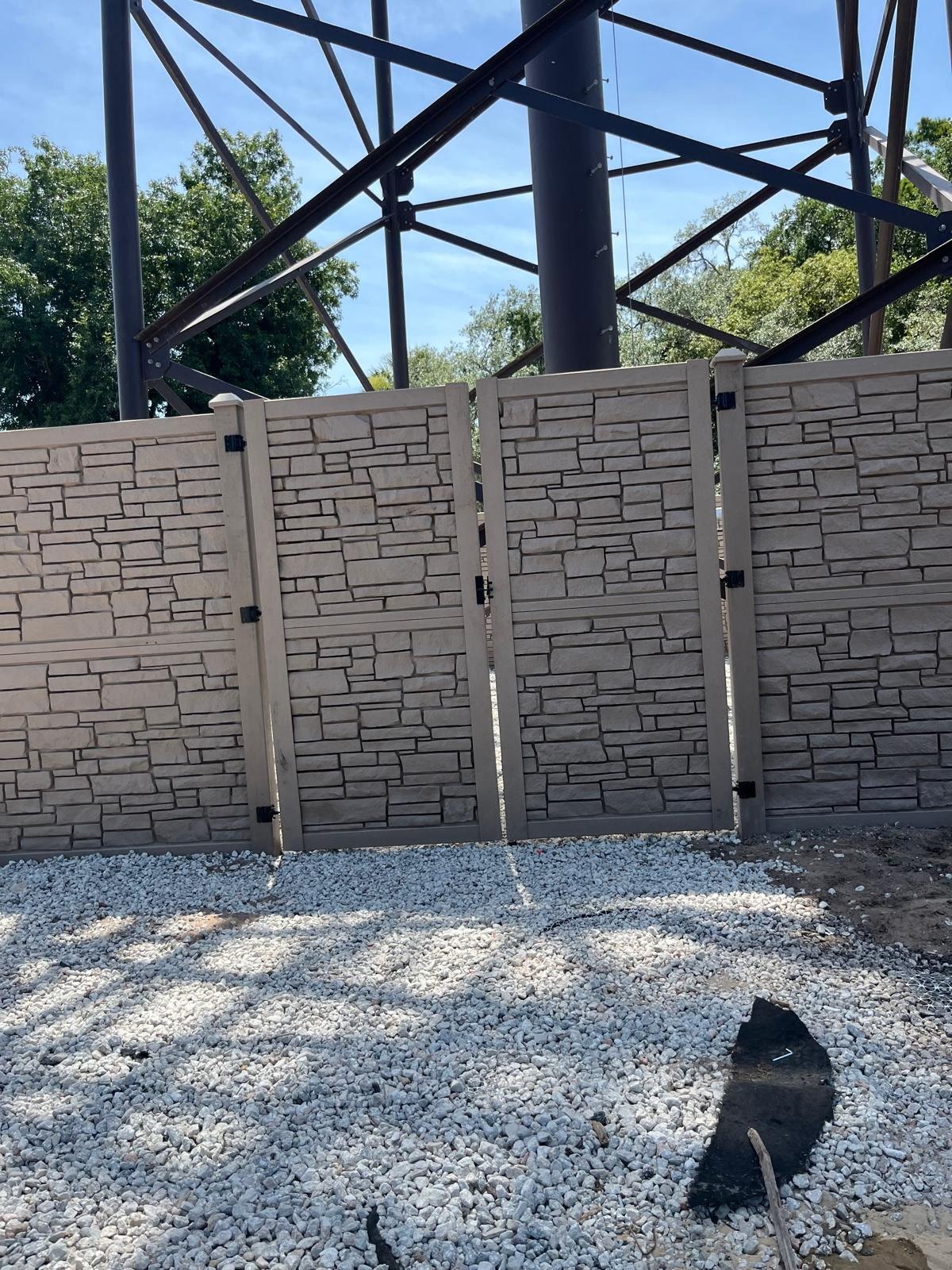 Stone-look privacy panels — view 15