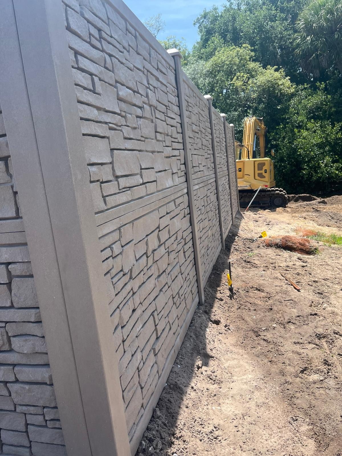 Stone-look privacy panels — view 16